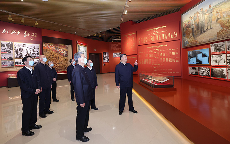 　　10月27日，中共中央總書記、國家主席、中央軍委主席習(xí)近平帶領(lǐng)中共中央政治局常委李強(qiáng)、趙樂際、王滬寧、蔡奇、丁薛祥、李希，瞻仰延安革命紀(jì)念地。這是習(xí)近平等在延安革命紀(jì)念館，參觀《偉大歷程——中共中央在延安十三年歷史陳列》。