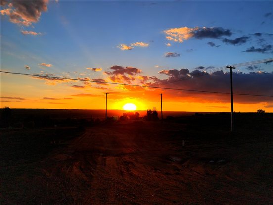 《光輝照大地》（陳哲）